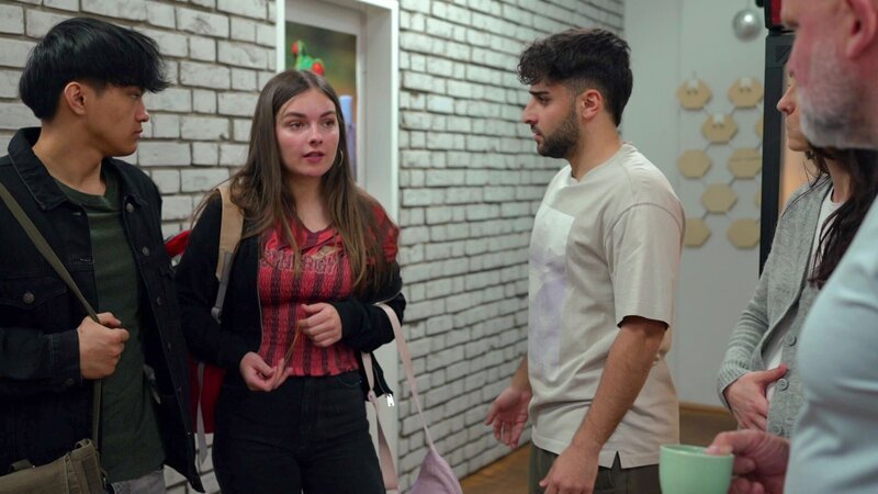 Karim ist erleichtert, als Joanna wieder auftaucht. Doch die ist wütend auf ihn, weil sie von seiner Aktion mit Joe Wind bekommen hat. Als Karim schon fürchtet, sie könnte im Streit zurück nach Spanien fliegen, hat Peggy eine rettende Idee. – Bild: RTLZWEI
