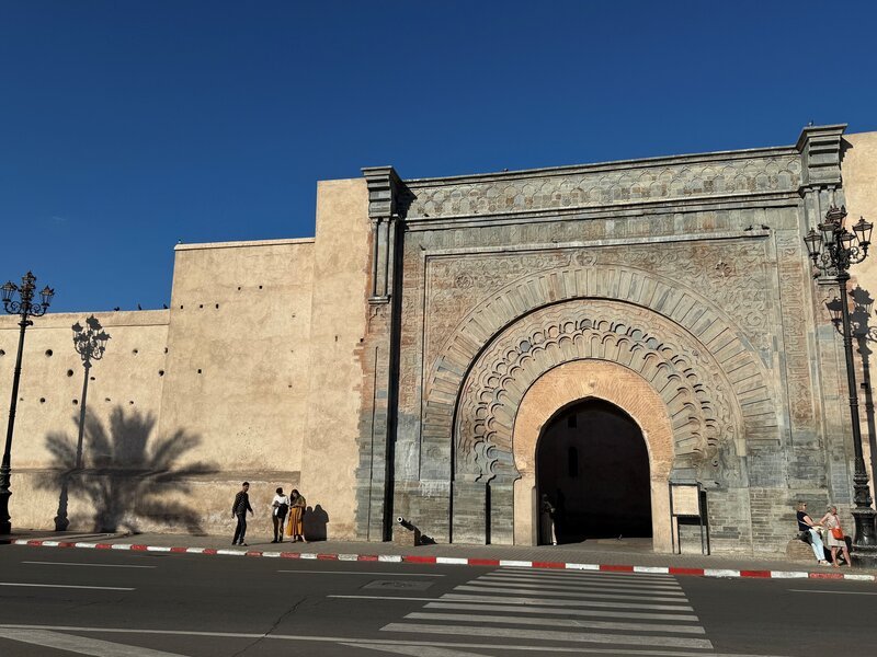 Das Bab Agnaou, das berühmte historische Stadttor von Marrakesch – Bild: Maja Dielhenn /​ ZDF
