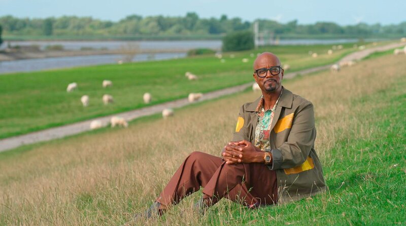 Yared Dibaba zieht los, um über das Leben abseits der großen Städte zu berichten. Immer auf der Suche nach einzigartigen Dörfern, authentischen Menschen, vielfältigen Kulturen und Traditionen in Norddeutschland. – Bild: NDR