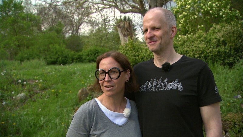 Verwilderte Beete, eine bröckelnde Steineinfassung und fehlende Struktur: Der Garten von Familie Lehmann braucht dringend eine Generalüberholung. Die Gartenprofis Nicole Johag und Frank Riese stellen sich der Herausforderung. Im Bild: Frau und Herr Lehmann – Bild: ZDF