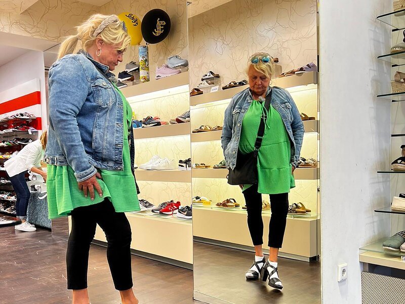 Kandidatin Brigitte – Bild: RTL /​ Constantin Ent. /​ Motto in Düsseldorf: Gewagte Kombi! Kreiere einen Sommerlook mit Sandalen und Socken!, Tag 3: Brigitte
