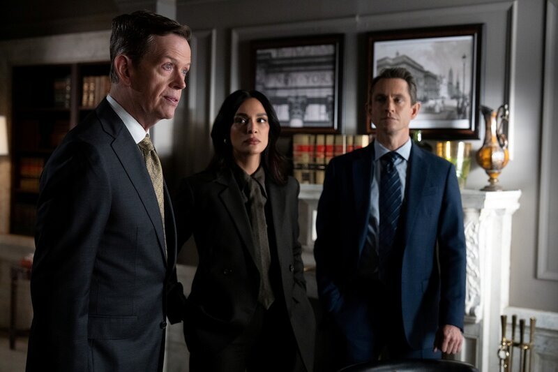 LAW & ORDER -- „Guardian“ Episode 25007 -- Pictured: (l-r) Dylan Baker as Atty. Rems, Odelya Halevi as A.D.A. Samantha Maroun, Hugh Dancy as A.D.A. Nolan Price – Bild: NBC /​ NBCUniversal /​ Universal Television LLC