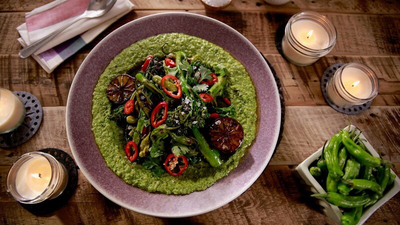 Beauty shot of Molly Yeh’s Charred Broccolini with Shisito Pepper Romesco – Bild: Television Food Network, G.P. All Rights Reserved.