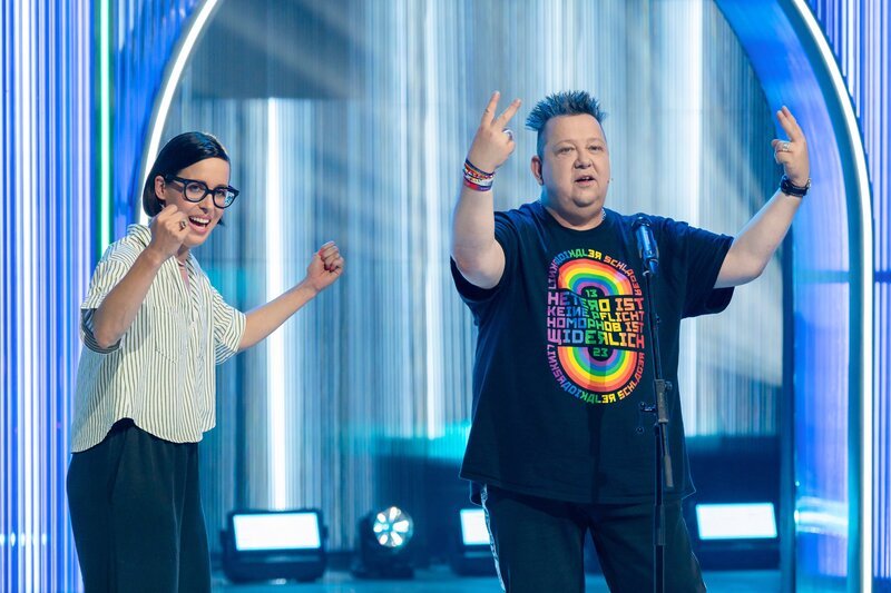 Eva Karl Faltermeier mit Sebastian Krumbiegel (von der Gruppe: Die Prinzen). – Bild: Marco Nagel /​ BR, Redseven Entertainment GmbH