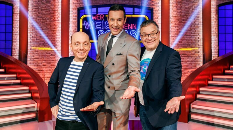 Moderator Kai Pflaume (Mitte) und seine Rateteam-Kapitäne Bernhard Hoëcker (links) und Elton. – Bild: Morris Mac Matzen /​ NDR