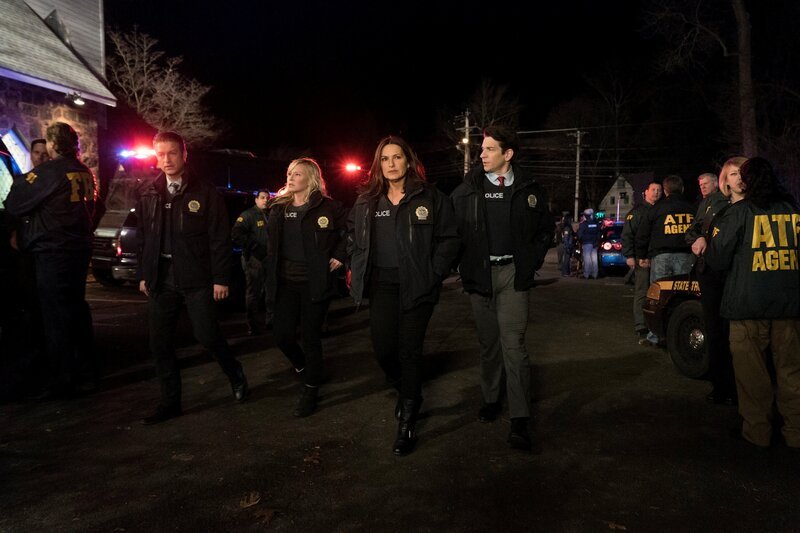 LAW & ORDER: SPECIAL VICTIMS UNIT -- „Nationwide Manhunt“ Episode 1713 -- Pictured: (l-r) Peter Scanavino as Dominick „Sonny“ Carisi, Kelli Giddish as Detective Amanda Rollins, Mariska Hargitay as Lieutenant Olivia Benson, Andy Karl as Sergeant Mike Dodds. – Bild: NBC /​ Universal /​ Universal Network Television LLC