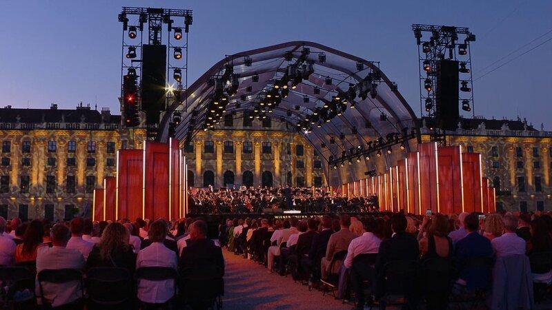 Konzert im Schloss Schönbrunn, dirigiert vom Schweizer Lorenzo Viotti – Bild: SRF/​ORF