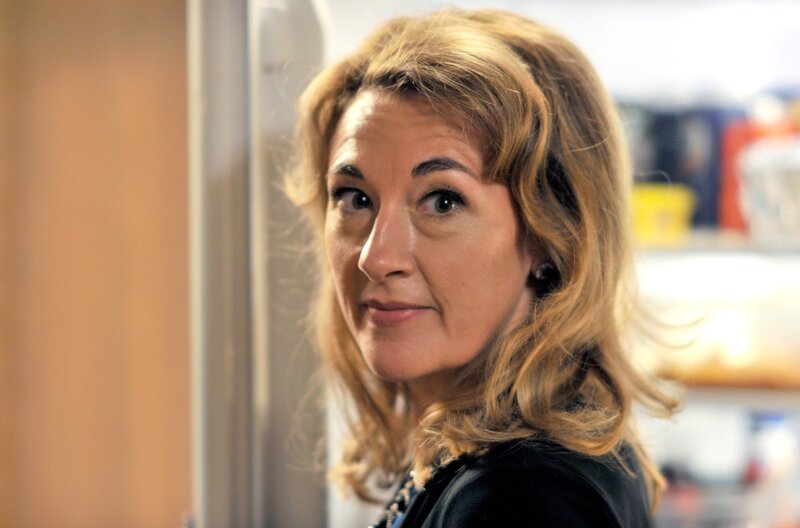 Pauline (Dorothy Atkinson) ist nicht überzeugt von der Weinauswahl bei Cathy … – Bild: Big Talk Productions