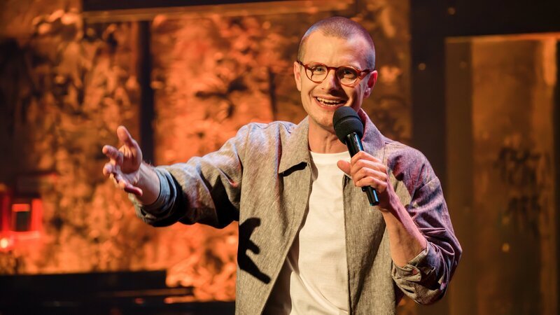Freundliche Übernahme: Der Stand-Up-Comedian Moritz Neumeier moderiert eine Spezialfolge der „Happy Hour“. – Bild: 3sat