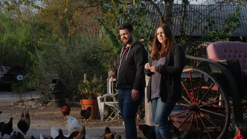 Angle Shot of Jack Osbourne and Katrina Weidman Feeding Chickens at Victoria’s Black Swan Inn in San Antonio, Texas – Bild: Discovery, Inc. All Rights Reserved