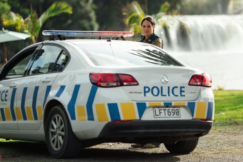 Auch Mihi (Roimata Fox) beteiligt sich an der Suche nach dem Killer. – Bild: ZDF und Julie Zhu