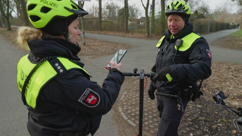 Judith and Andreas are checking the e-scooter – Bild: Warner Bros. Discovery /​ Philipp KÃ¼pper