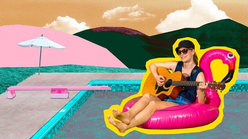 Wenn es im Schwimmbad mal wieder drunter und drüber geht, hat sie trotzdem alles im Griff  die „Bademeister*in“ aus Dota Kehrs Song! – Bild: ZDF/​Tim Bornemann
