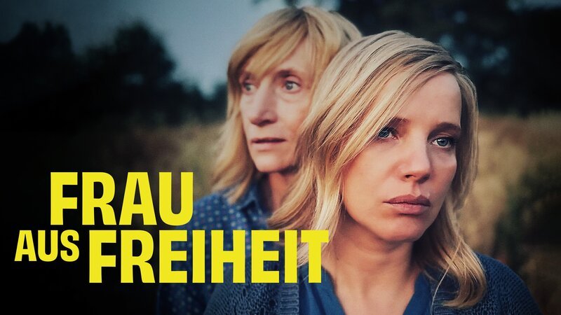 Key Visual/​Cover mit Typo zu „Frau aus Freiheit“. Aniela Wesoly (Małgorzata Hajewska, hinten) und Iza (Joanna Kulig, vorne) entdecken ihre Liebe nach Anielas Transition neu. – Bild: Lukasz Bak /​ Salzgeber & Co. Medien GmbH