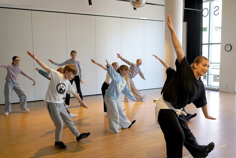 Trainerin Alice Maschmann ist gelernte Musical-Darstellerin. – Bild: NDR/​Juliane Koch