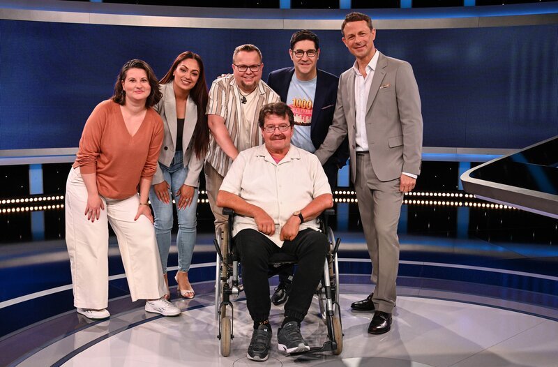 Moderator Alexander Bommes (r.) mit den Kandidat:innen (v.r.n.l.): Irina Tiedemann, Madina Ghafoor, Julian Wirth und Ingo Hohler (vorne), sowie dem Jäger, Sebastian Jacoby (2.v.r). – Bild: ARD/​Uwe Ernst