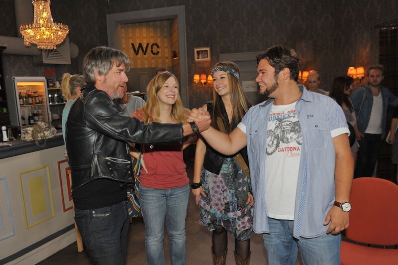Kurt (Tim Williams, l.) gibt sich bei Lilly (Iris Mareike Steen, 2.v.l.) und Max „Tuner“ (Thomas Drechsel) betont cool, was seiner Tochter Tanja (Senta-Sofia Delliponti) schwer imponiert. – Bild: RTL