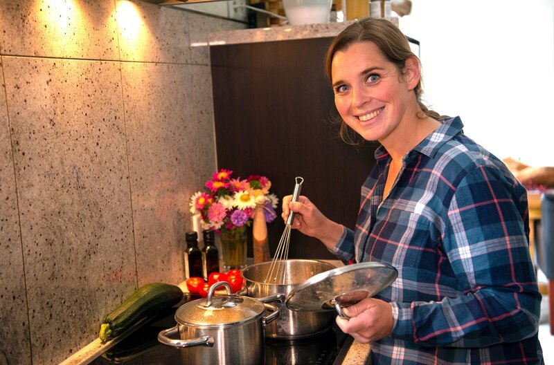 Natürlich spielen Pilze eine wichtige Rolle in Sarahs Menü: Als Gruß aus der Küche gibt es Austernpilzsuppe, und gebratene Rosenseitlinge verfeinern die Wildschweinkeule zum Hauptgang. Als Dessert rundet ein saftiger Schokoladenkuchen aus ihrem Lieblings-Urlaubsland Schweden das Menü ab. – Bild: WDR/​Megaherz/​Melanie Grande /​ WDR Kommunikation/​Redaktion Bild