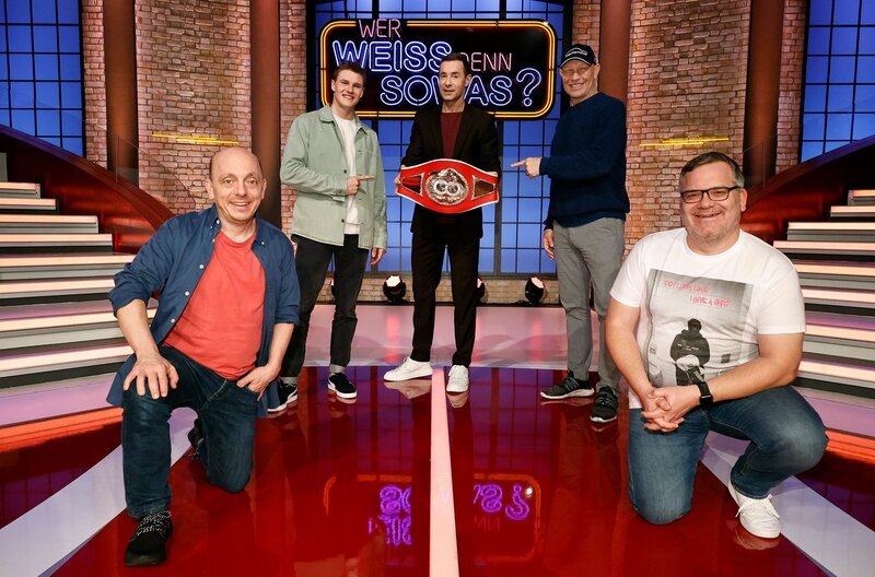 Moderator Kai Pflaume und seine Rateteam-Kapitäne Bernhard Hoëcker und Elton begrüßen in dieser Sendung den Profiboxer Simon Zachenhuber und den ehemaligen Profiboxer Axel Schulz. – Bild: ARD/​Morris Mac Matzen