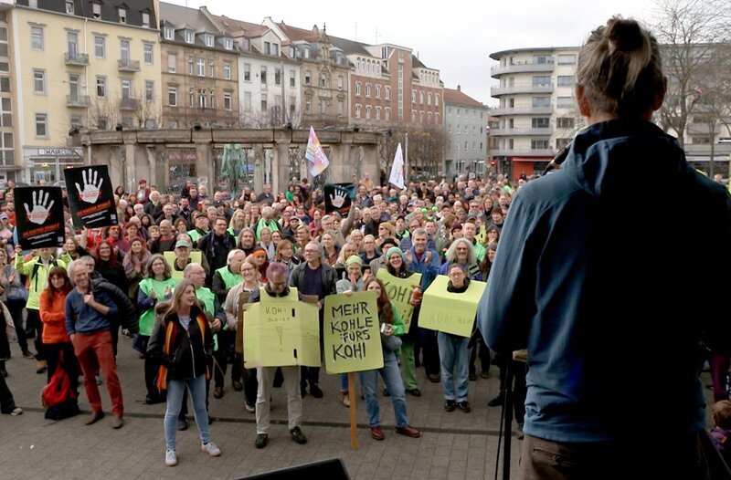 Die Stadt Karlsruhe will vor allem bei Familien und Kultur sparen. – Bild: SWR