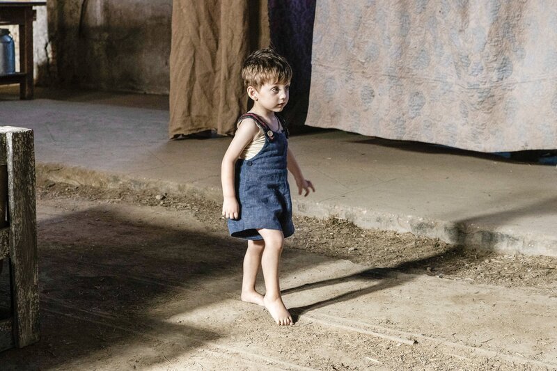 Der kleine Useppe (Christian Liberti) ist der Liebling der Evakuierten auf dem Land. – Bild: ORF/​Rai Fiction/​Picomedia/​Thalie Images/​Beta Film/​Maila Iacovelli, Fabio Zayed