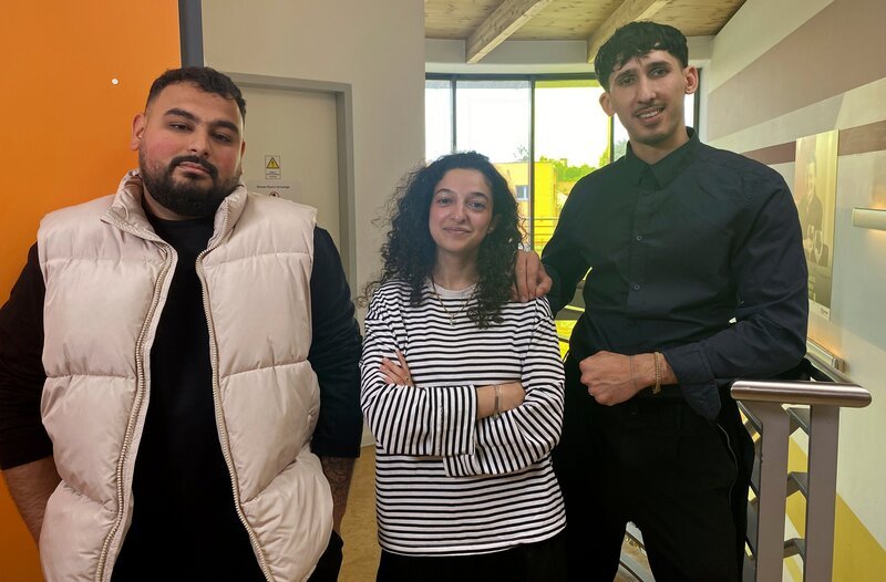 Stefan (li.), Estera (Mitte) und David studieren und gehen neue selbstbestimmte Wege. – Bild: rbb/​Nadja Tenge