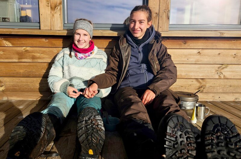 Pause von der stressigen Jagdtour: Marlies (links) und Emma (rechts) genießen ein paar ruhige Minuten ohne Konkurrenzkampf in der Safe Zone. – Bild: BR/​Bewegte Zeiten Filmproduktion GmbH/​Megan Ehrmann