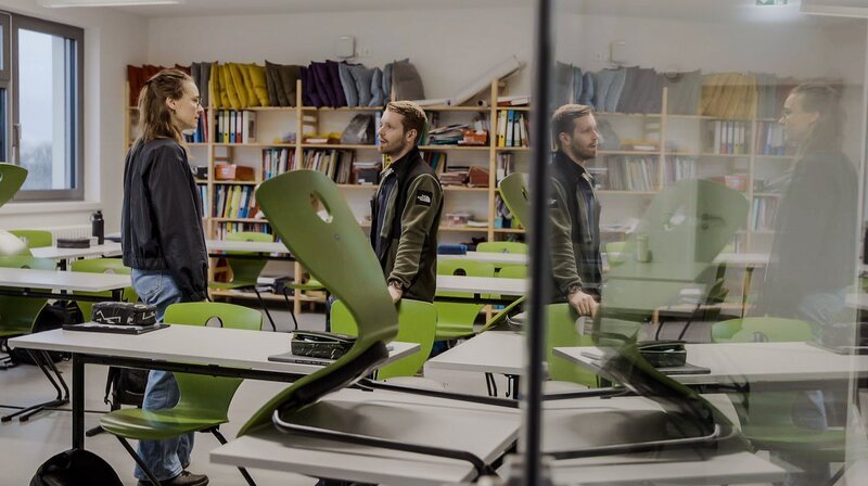 Helena Brinkmann, die Autorin der Reportage, begleitet Florian Buschmann beim Medientraining an einer Oberschule in der Nähe von Dresden. – Bild: MDR/​Roman Schlaack