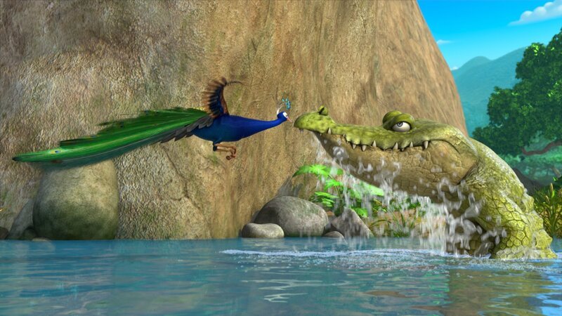 Der Pfau Pula hat behauptet, er könne gut und locker über den Fluss fliegen. Doch da hat er sich getäuscht, denn er schafft es nicht, hoch genug zu fliegen. Als Jakala, das hungrige Krokodil auftaucht, kann ihm nur noch Glück helfen. – Bild: ZDF/​2009 /​ DQ Entertainment