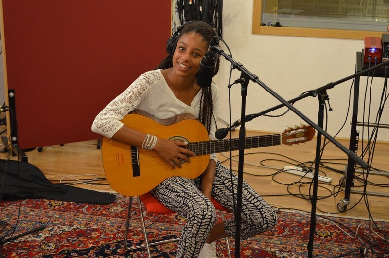 Serena im Tonstudio – Bild: ZDF/​Jonas Stracke