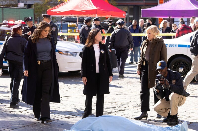 LAW & ORDER -- „Snowflakes“ Episode 25010 -- (l-r) Mariska Hargitay as Capt. Olivia Benson, Maura Tierney as Lieutenant Jessica Brady, Kelli Giddish as Sgt. Amanda Rollins – Bild: NBC /​ NBCUniversal /​ Universal Television LLC. All Rights Reserved.