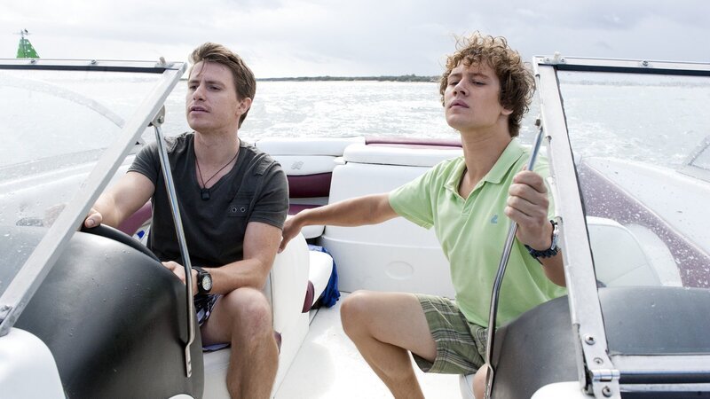 David (Rowan Hills, r.) und sein Bruder Joe (Nick Wright, l.) verfolgen Nixie mit dem neuen Boot. – Bild: ZDF