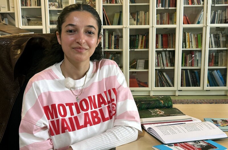 Estera Sara Stan (23) leitet Empowerment Projekte für junge Roma. – Bild: rbb/​Nadja Tenge