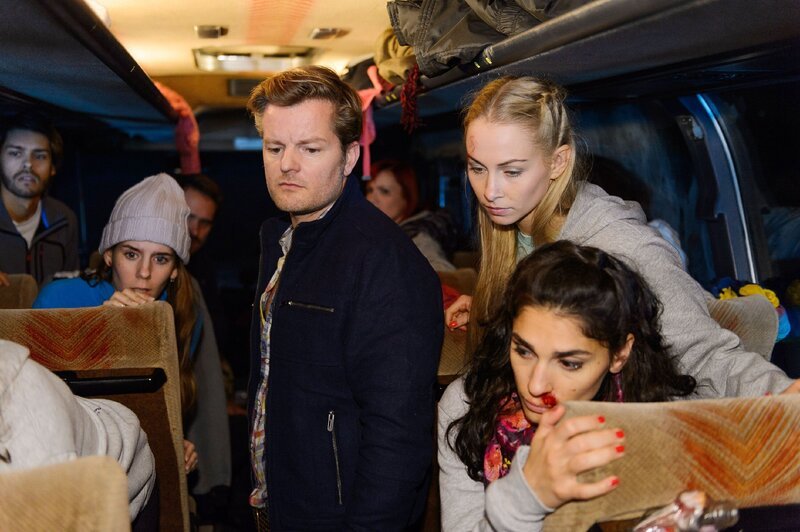 Ingo (André Dietz, M.), Julia (Jenny Bach, 2.v.r), Raquel (Yara Hassan, r.) und den anderen Tänzern wird das tragische Ausmaß des Unfalls bewusst, als sie die leblose Toni hinter ihrem Sitz entdecken … – Bild: RTL /​ Willi Weber