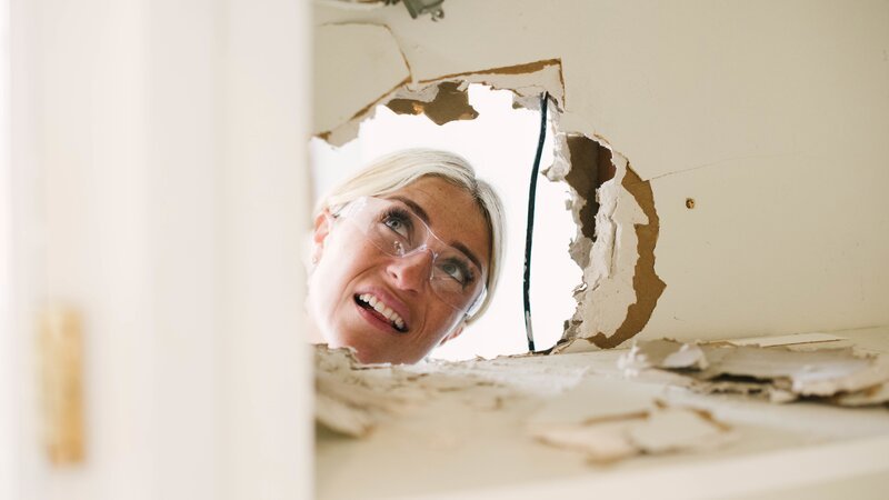 Jasmine Roth examines the wiring inside the home’s wall during renovation. – Bild: Scripps Networks, LLC