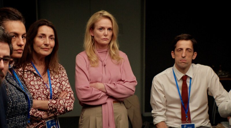 Die Kabinettsleiterin des Präsidenten des Europäischen Rates (Karina Beuthe Orr) versucht gemeinsam mit ihren Kolleg*innen eine Lösung für ein geeintes Europa zu finden. – Bild: WDR/​Cinétévé/​Studio Hamburg Serienwerft