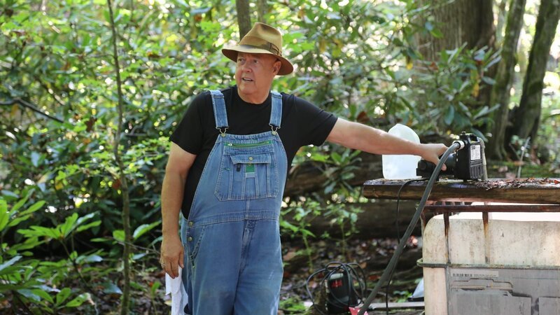 Mark Ramsey standing by a tote at the still site. – Bild: Warner Bros. Discovery