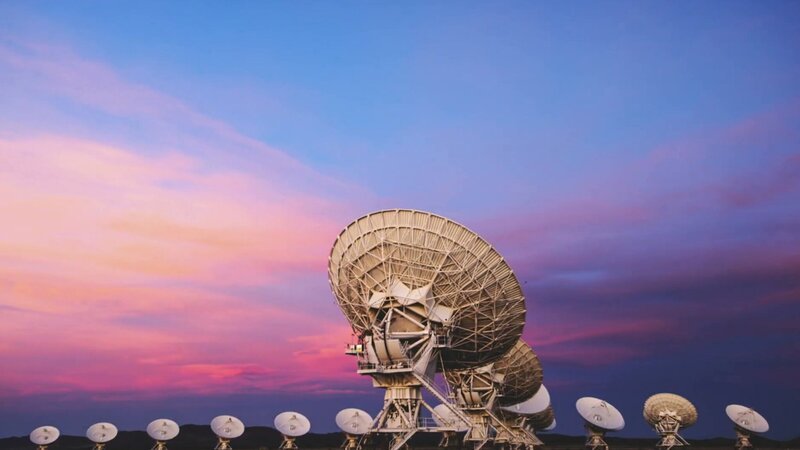 Das Bild zeigt das Karl G. Jansky Very Large Array (VLA), ein weltbekanntes Radioastronomie-Observatorium. – Bild: CuriosityStream-Inc