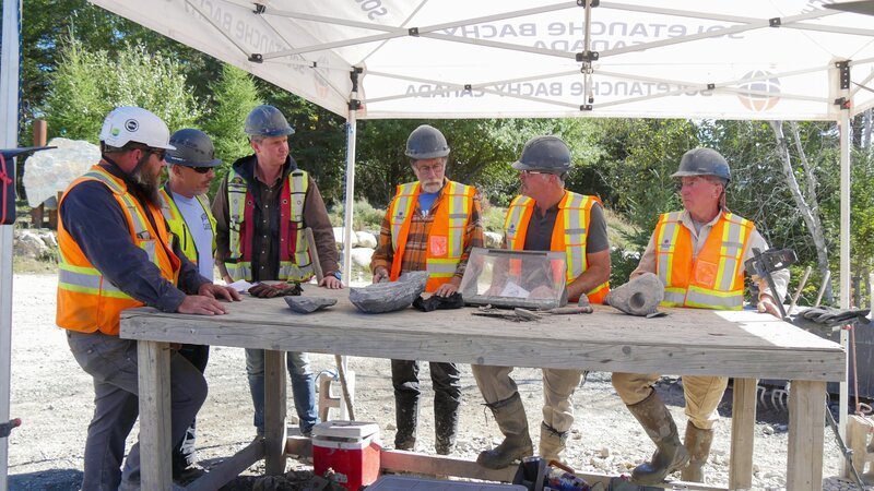 Rick Lagina (3.v.r.), Terry Matheson (2.v.r.), Gary Drayton (r.). – Bild: uklib /​ THE HISTORY CHANNEL /​ Prometheus Entertainment