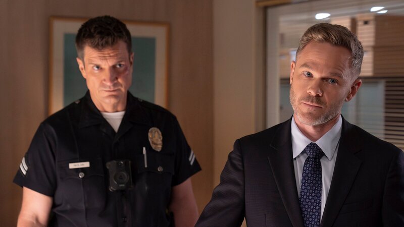 Sergeant Grey und Officer Nolan (Nathan Fillion, l.) durchsuchen das Haus von James Murray, um nach Hinweisen zu suchen. Dabei stoßen sie auf Informationen, die alles verändern. Wesley Evers (Shawn Ashmore, r.) ist nachdenklich. – Bild: ZDF