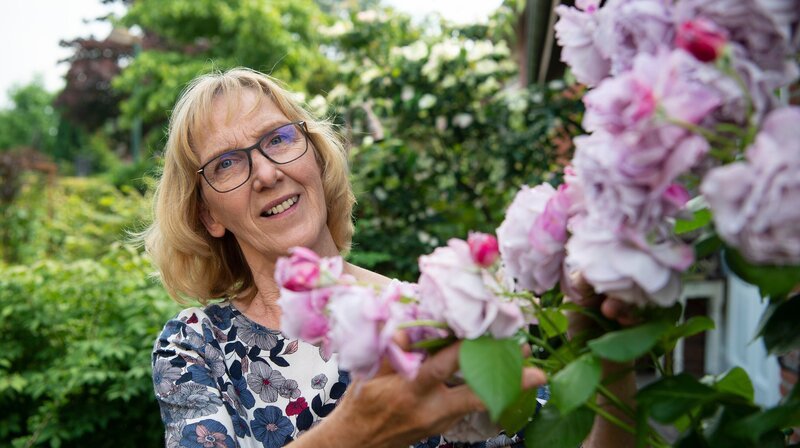 Zum Auftakt der neuen Staffel „Garten und lecker“ lädt „Staudenqueen“ Hildegard Rave aus Velen Ramsdorf in ihren Garten. Mitten in einem Wohngebiet hat die gelernte Einzelhandelskauffrau auf 1.000 Quadratmetern ihren Gartentraum geschaffen. Überall blühen Stauden – mehr als 100 verschiedene Sorten. – Bild: WDR/​Melanie Grande