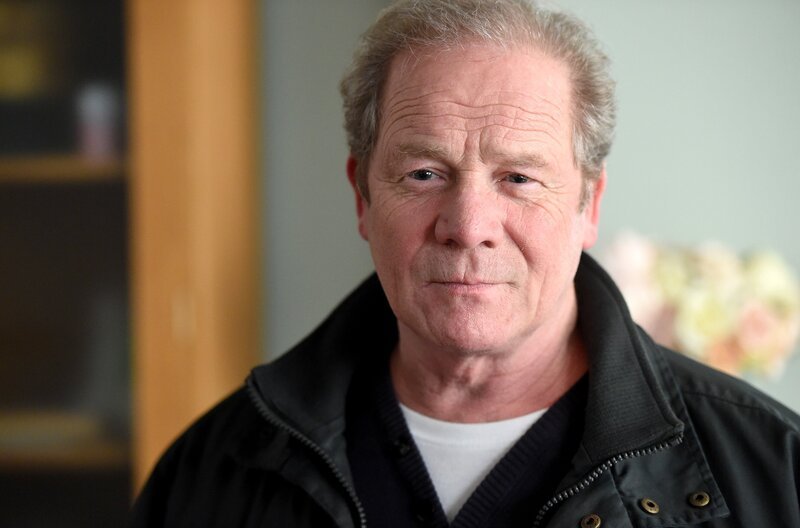 Wird Michael (Peter Mullan) sich für sein neues Date entscheiden oder bei Cathy bleiben? – Bild: Ollie Upton