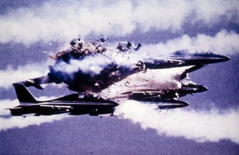 Die Katastrophe von Ramstein: Nach einer Kollision von Flugzeugen der italienischen Kunstflugstaffel stürzen brennende Maschinen in die Zuschauermenge. – Bild: ORF/​Autentic