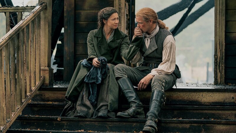 Das Zuhause in Schutt und Asche: Caitriona Balfe als Claire Randall, Sam Heughan als Jamie Fraser – Bild: SRF/​Sony Pictures Television Inc.