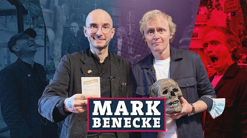 Für die SWR „Kurzstrecke“ mit Deutschlands Star-Kriminalbiologen Dr. Mark Benecke und seiner Frau, der Tätowiererin Ines Fischer, spricht das Team der Sendung vorsichtshalber eine Triggerwarnung aus. SWR Moderator Pierre M. Krause hatte sich zum Glück schon desinfiziert, bevor es Trend wurde. – Bild: SWR/​dibido.tv