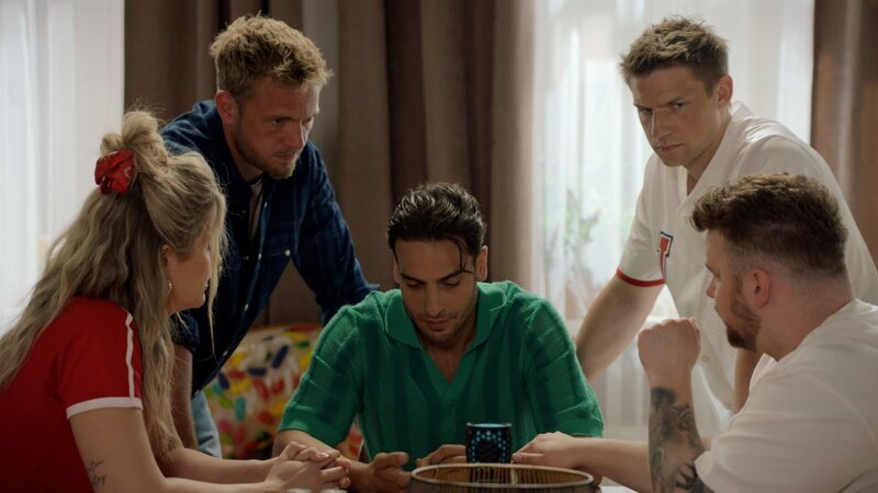 Nihat (Timur Ülker, M.) ist ratlos wegen seines Problems. Von links: Alicia (Josefin Bressel), Paul (Niklas Osterloh), Nihat (Timur Ülker), Moritz (Lennart Borchert), Jonas (Felix van Deventer) – Bild: RTL /​ Geburtstagsüberraschung