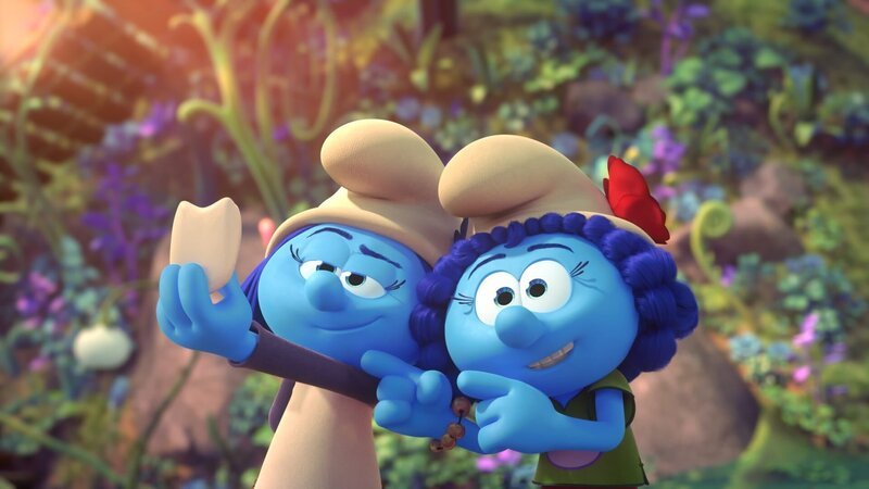 Poppy und Lucilea präsentieren stolz ihre Trophäe. – Bild: KiKA/​Peyo Productions, Dupuis Édition & Audiovisuell