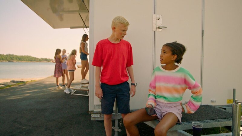 Theo (Herman Nysaether Grinde) und Nura (India Dee Kvangarsnes) sind einem Slushie-Geheimnis auf der Spur. – Bild: WDR/​Annicken Aasheim/​Alvilde Naterstad
