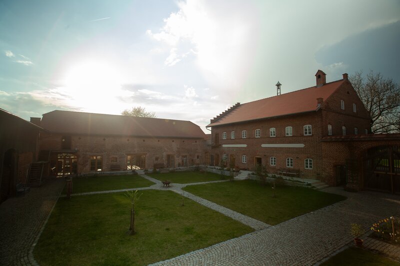 Wir machen eine Reise zu den schönsten und traditionsreichsten Bauernhöfen Bayerns. Im Bild: Der Rottaler Backsteinhof in Niederbayern. – Bild: Robin Worms /​ Paul Georg Busse /​ BR