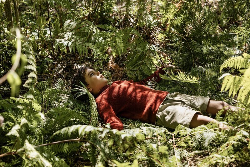 Useppe (Mattia Basciani) fühlt sich oft allein und träumt vor sich hin. – Bild: ORF/​Rai Fiction/​Picomedia/​Thalie Images/​Beta Film/​Maila Iacovelli, Fabio Zayed